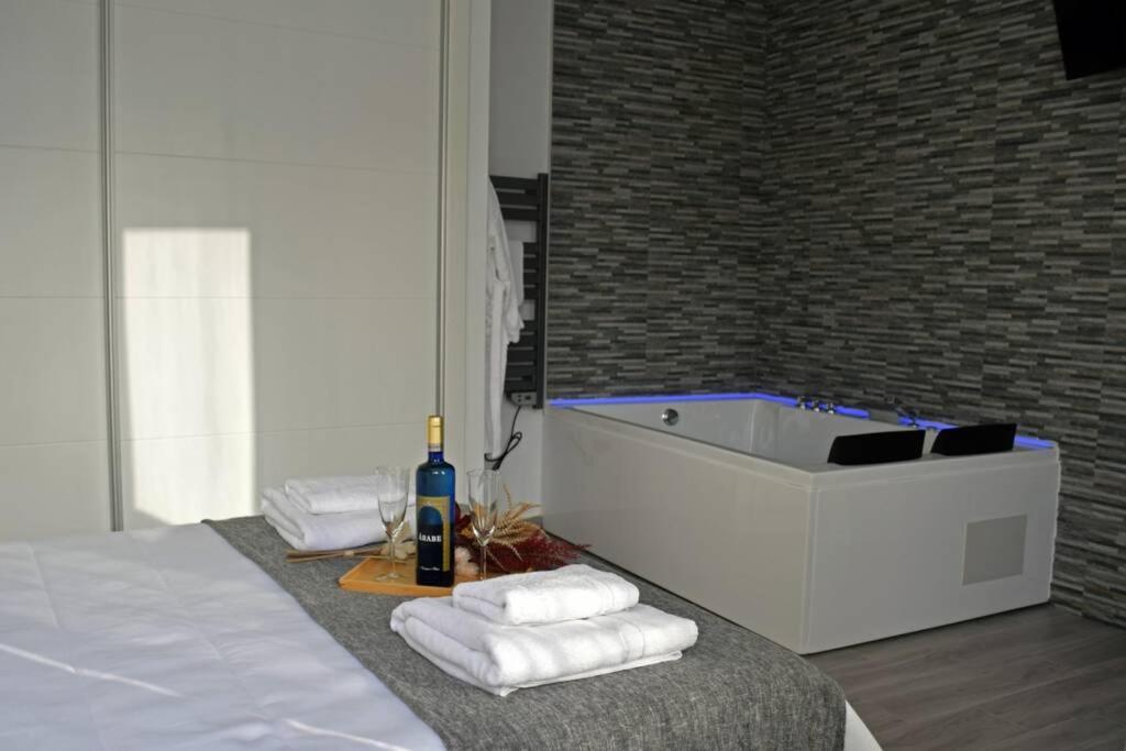Alojamientos Lola, Suite Con Jacuzzi Benalup-Casas Viejas Exterior photo