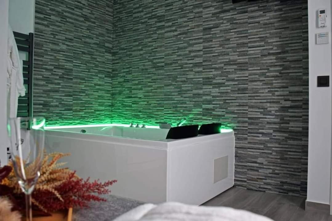 Alojamientos Lola, Suite Con Jacuzzi Benalup-Casas Viejas Exterior photo